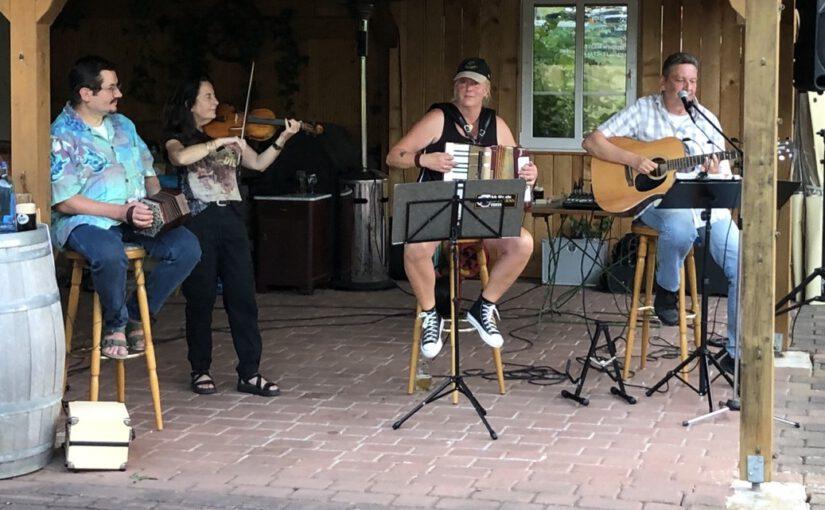 Band auf Bühne